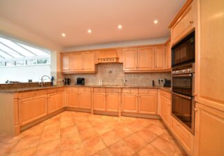 Approved Used Kitchen, Traditional Raised & Fielded Shaker, Buckinghamshire